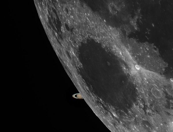 Луна в доме сатурна. Луны Сатурна. Покрытие планеты луной. Покрытие Сатурна луной. Фотографии Луны в высоком разрешении с земли.